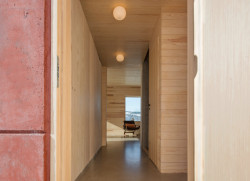 Červený dům z betonu v Lillehammeru, Sanden + Hodnekvam Architects/ John Sanden, Ingvild Hodnekvam, Anders Bjørneseth.