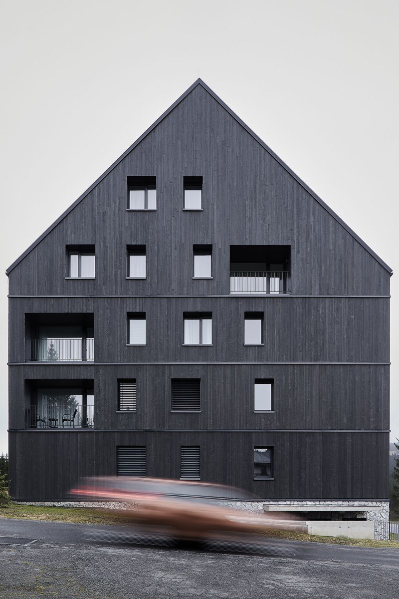 Tradiční formu domu se sedlovou střechou architekti interpretovali současným architektonickým jazykem. (Bytový dům Krušec, monom)