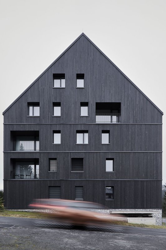 Tradiční formu domu se sedlovou střechou architekti interpretovali současným architektonickým jazykem. (Bytový dům Krušec, monom)