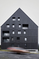 Tradiční formu domu se sedlovou střechou architekti interpretovali současným architektonickým jazykem. (Bytový dům Krušec, monom)