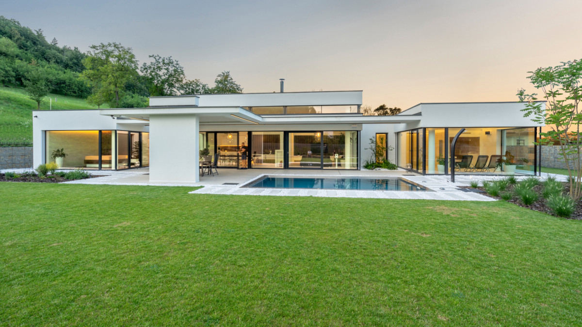 Záměrem architektů bylo již od prvních konceptů propojení stavby s exteriérem – dům otevřít do krajiny. (Villa Všemina; Kareš Arch)