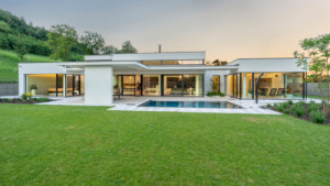 Záměrem architektů bylo již od prvních konceptů propojení stavby s exteriérem – dům otevřít do krajiny. (Villa Všemina; Kareš Arch)