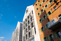 Nová výstavba v historizujícím stylu se tu mísí s moderními hotely.