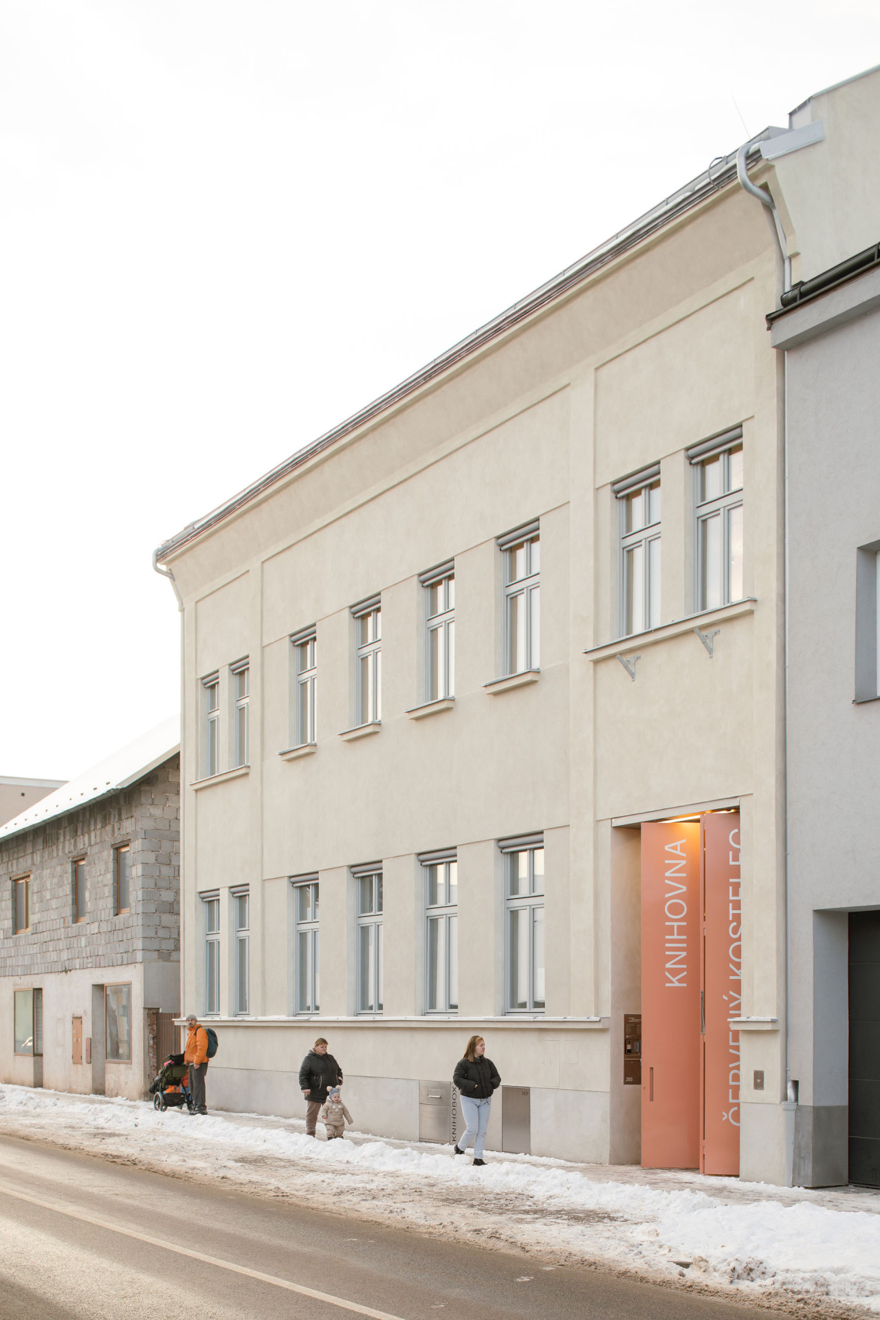 Knihovna Břetislava Kafky sídlí v domě bývalého hostince, nyní prošla celkovou rekonstrukcí. (Knihovna v Červeném Kostelci; Papundekl architekti)