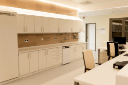 Pardubický kraj má nový pavilon urgentního příjmu. V orientaci zde pomáhají barvy.