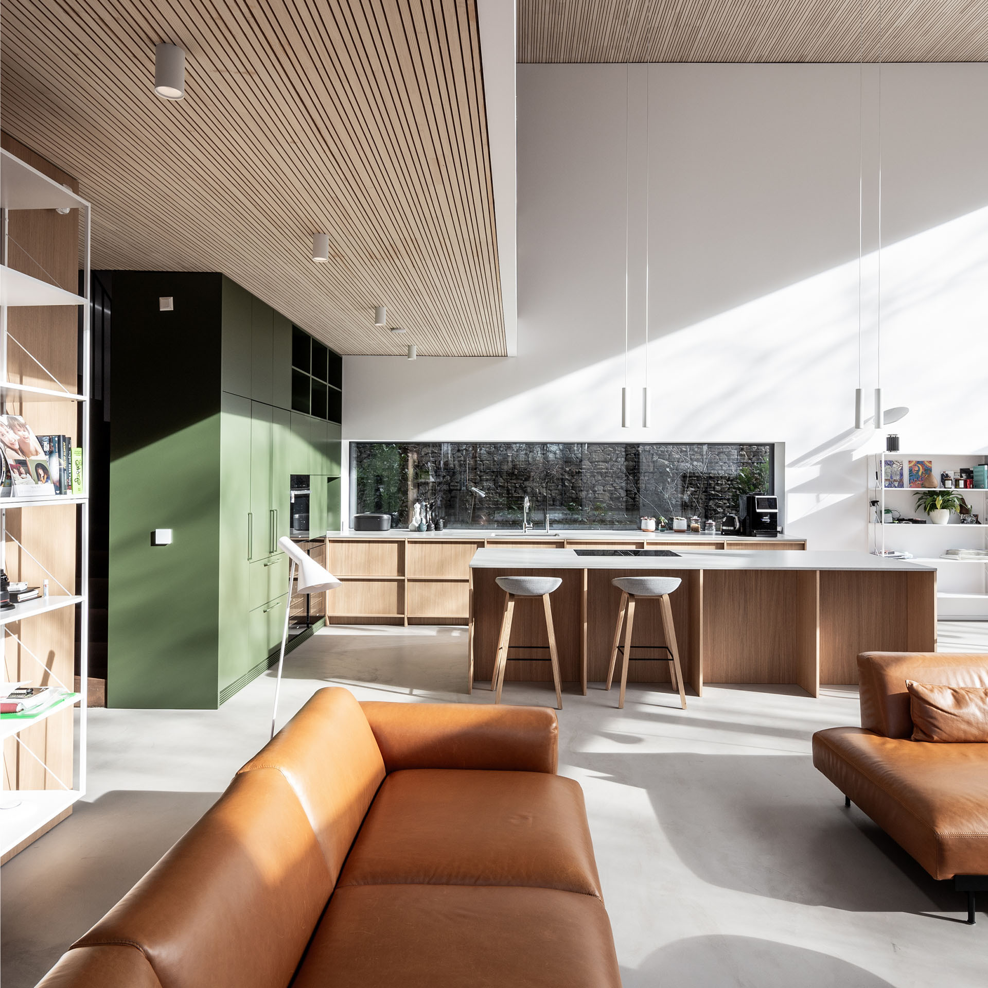 Stavět v kopci je náročná disciplína. Práce architektů ze studia plusminusarchitects ukazuje, jak se z regulací a náročných podmínek odrazit a vytvořit stavbu, kterou omezení naopak posilují.