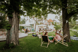 Kolem vás cinká porcelán a smějí se děti, které si hrají na trávníku. (Vila 63, edit!)