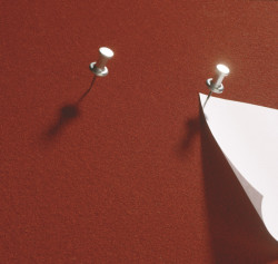 Bulletin Board: Materiál desky si zachovává svou přilnavost a nedrolí se jako tradiční měkké desky, protože se dírky po vytažení špendlíků uzavřou díky pružnosti.