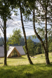 Jeden štít je prosklený. (Chalupa Wunderbaude, A1Architects) 