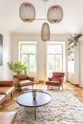 Mobiliář tvoří kožená sedačka s křesílkem a sametový solitér Loosova křesílka. (Byt na nábřeží, DDAANN)