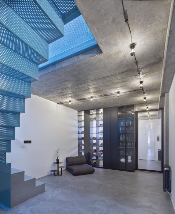 Interiér mezonetového bytu v Praze-Podolí, SMLXL