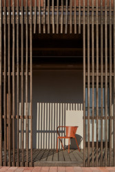 Kocanda Kravsko, ORA: Ta v přízemí vytvořila před pokoji kryté zádveří, útulnou clonu z latí, která je odděluje od zahrady