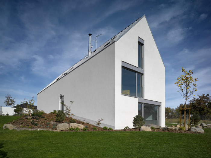 Dům se šikmou střechou