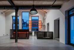 Dnes v přední části bývalé dílny funguje galerie, která slouží výstavám i kulturním akcím, a doplňuje ji vinný bar s otevřenou kuchyní. (Konverze Pípalova malířství v Humpolci; MA Studio)