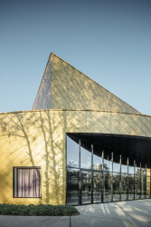 Multifunkční kulturní centrum v belgickém Kapellen obložené hliníkovými šablonami