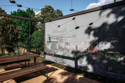 Pergola má nad sebou konstrukci s motivem hvězd. Poroste ji vegetace. (ateliér YYYY, park U Uranie)