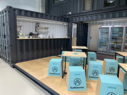 Kontejnerová stěna prodejny Kolovna, Hast Retail.