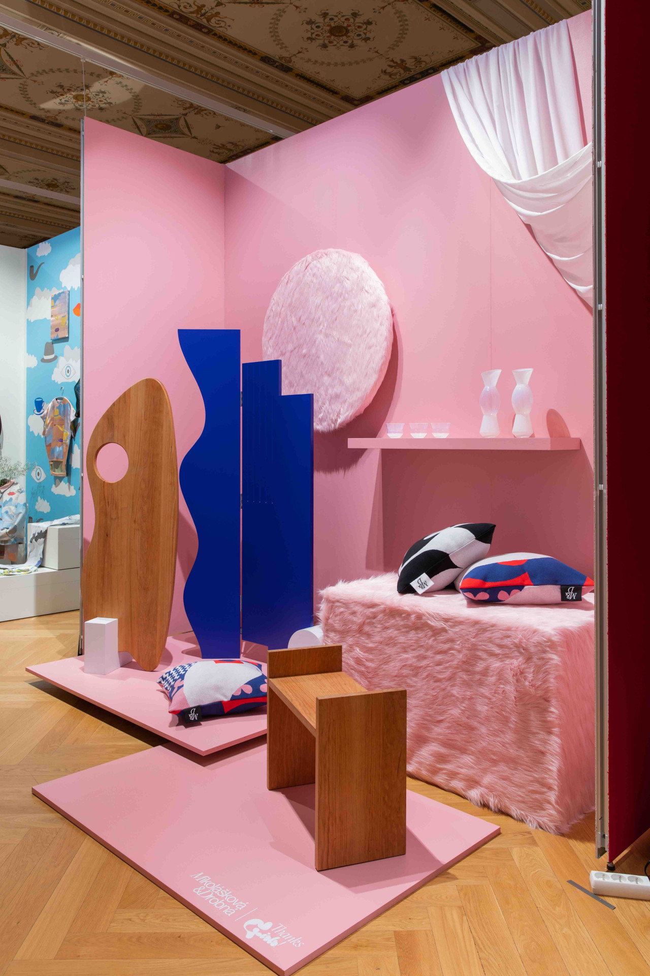 Po uvedení prvního společného projektu Scene Collection představí letos na Designbloku designérky Kristýna Mikolášková a Tereza Drobná novou kolekci věnovanou prvním průkopnicím designu.