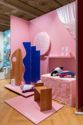 Po uvedení prvního společného projektu Scene Collection představí letos na Designbloku designérky Kristýna Mikolášková a Tereza Drobná novou kolekci věnovanou prvním průkopnicím designu.