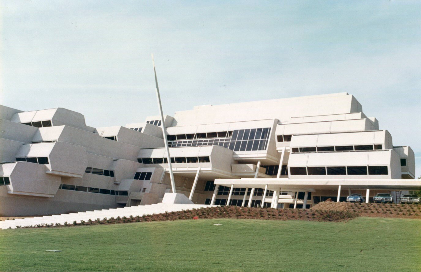 Architekt Paul Rudolph navrhl budovu jako sídlo lékařské výzkumné společnosti Burroughs Wellcome, 1969-72