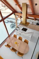 Obývací pokoj je částečně vysoký až pod střechu. To mu dodává na prostornosti. (Tak design, byt pod Ještědem)