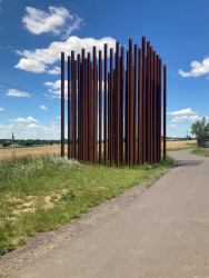 Památník Brána ke svobodě, kde se proti modré (rakouské) obloze vyjímají jména těch, jimž se stala touha po svobodě osudnou. Foto: Klára Koldová