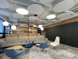 V kancelářích se nově tvoří prostory pro kooperaci i relax. Abyste se zde cítili přirozeně, je třeba dbát i na správnou akustiku.
Řešením mohou být zavěšené prvky různých tvarů. Se správným návrhem vám rádi pomůžeme.