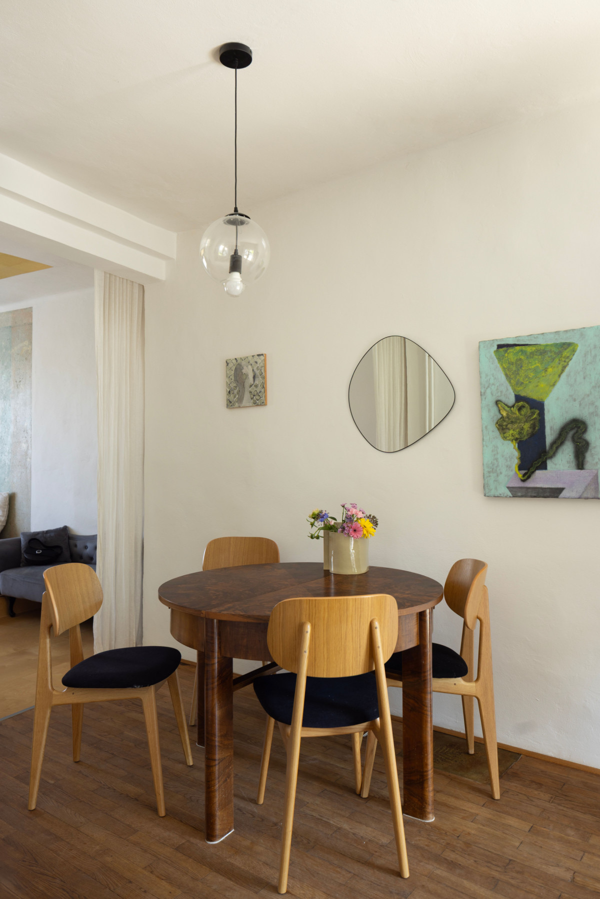 Interiér tvoří mix starých věcí nalezených na půdě a současného designu.  (Casa Linum; manželé Lochovi)