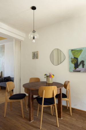 Interiér tvoří mix starých věcí nalezených na půdě a současného designu.  (Casa Linum; manželé Lochovi)