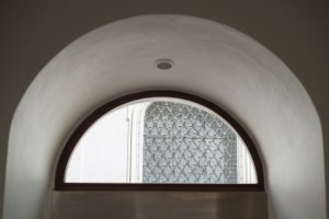Interiér zmrzlinárny v Brně od architektky Barbory Kudelové