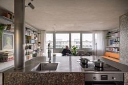 Papundekl architekti - Tři boxy z Packwallu v otevřeném prostoru: Interiér je nyní jedním otevřeným prostorem