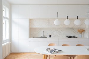 Stůl navrhli architekti na míru tomuto bubenečskému bytu. (rekonstrukce prvorepublikového bytu v Bubenči, Studio COSMO)