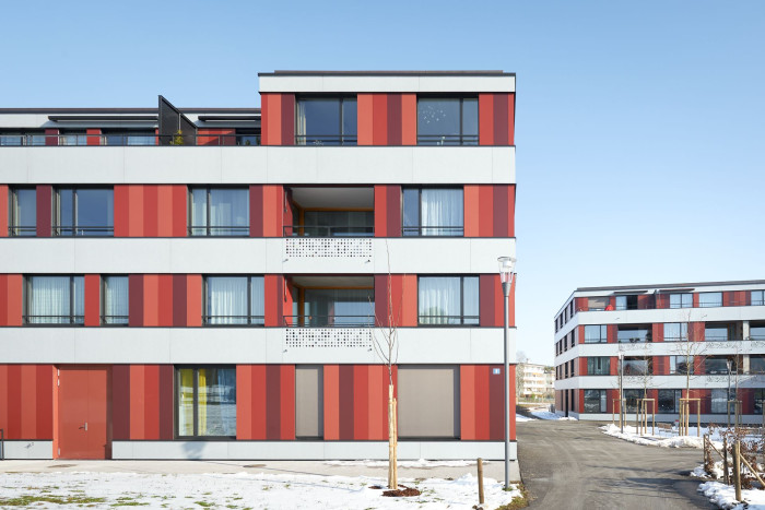 MFH Koeschenrueti Zuerich ve Švýcarsku s fasádou Swisspearl Planea