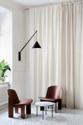 K dispozici jsou ale i křesílka s malým stolkem. (Mezi Srnky, Markéta Bromová Architekti)