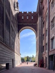 Vstup do areálu inspirovaný Ištařinou bránou v Babylonu. "Tenhle barák má sakrální rozměr," řekl o budově mlýnů Lukáš Smetana, který areál koupil a proměnu nastartoval.