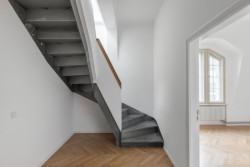 Rekonstrukce vily Heike; Christof Schubert Architekten: Poslední podlaží proměnili autoři rekonstrukce v mezonet