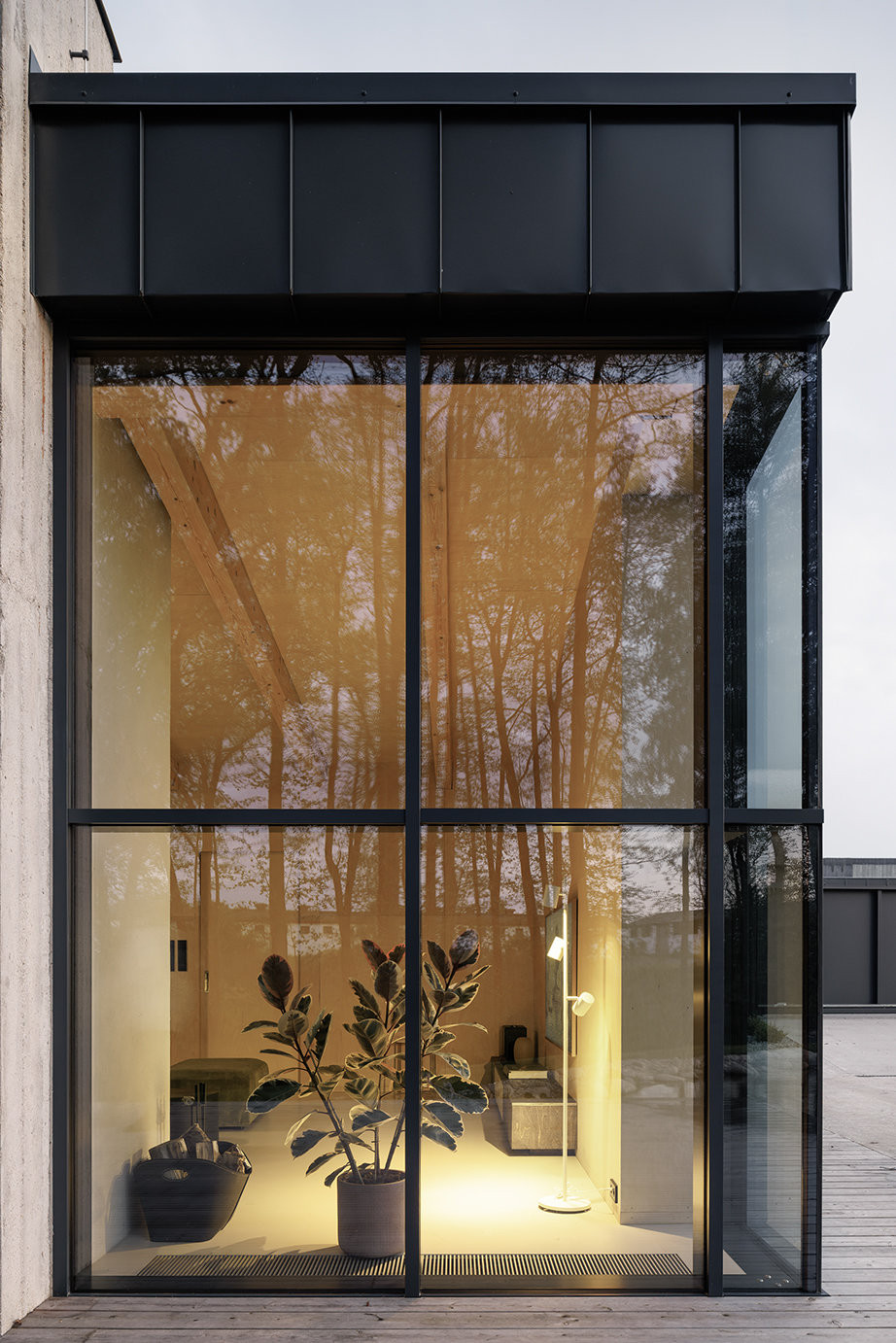 Rohová prosklená fasáda. (Dům inspirovaný australskou architekturou; Anna Koukolová architekti)