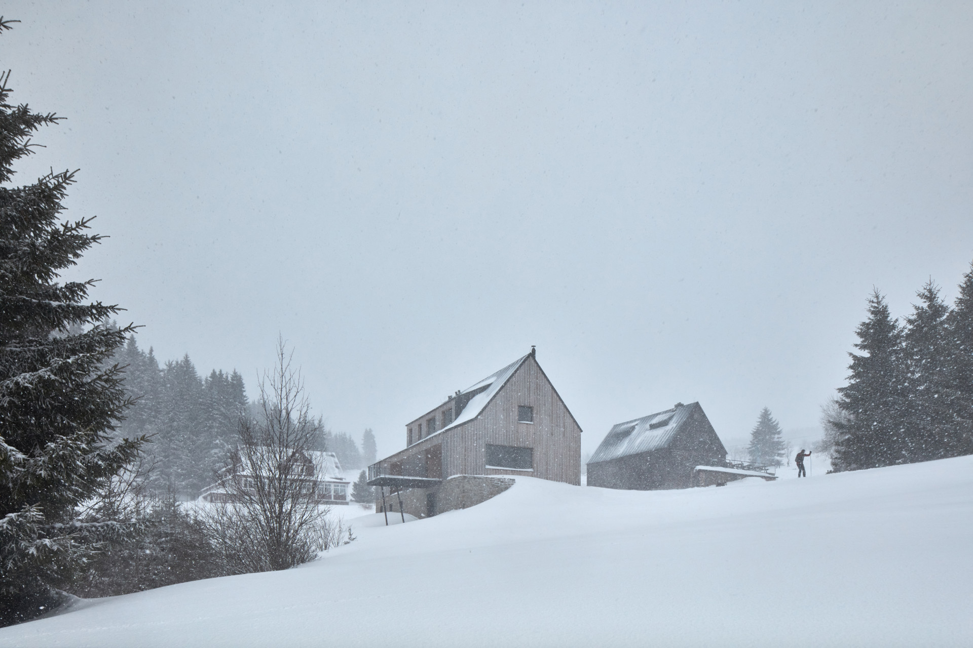 Chalupa v Dolní Malé Úpě, mar.s architects: výrazně podélný tvar vychází z tradice