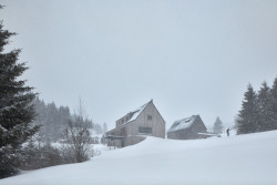 Chalupa v Dolní Malé Úpě, mar.s architects: výrazně podélný tvar vychází z tradice