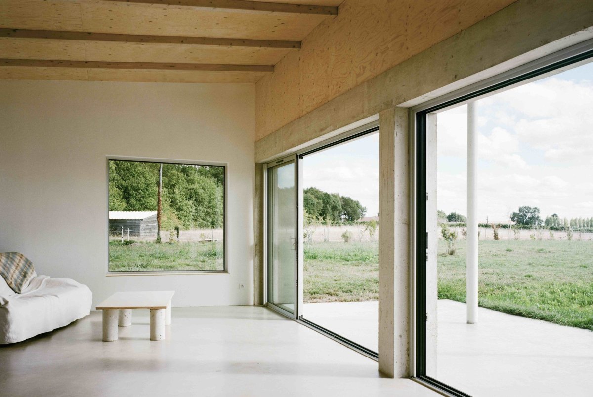 Konverze starého statku, Martin Migeon Architecture: Vše je ponecháno ve své ryzí materiálové podstatě.