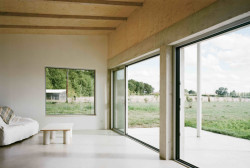 Konverze starého statku, Martin Migeon Architecture: Vše je ponecháno ve své ryzí materiálové podstatě.