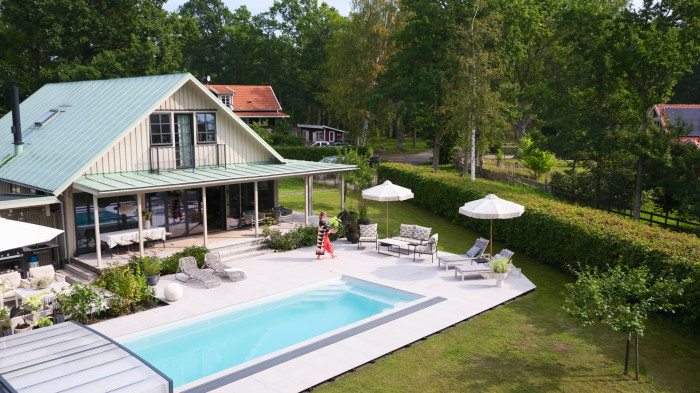 Interiérová designérka Jeanette Hammarstedtová spolu se svou rodinou svépomocí realizovala bazén s terasou.