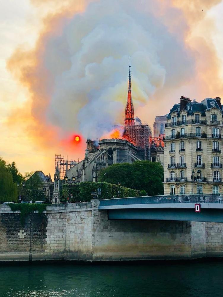 Gotická katedrála Notre-Dame v Paříži při požáru 15. dubna