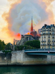 Gotická katedrála Notre-Dame v Paříži při požáru 15. dubna