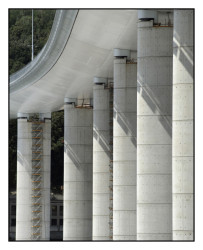 Most svatého Jiří stojí nad Janovem už tři roky. Navrhl ho architekt Renzo Piano jako památník i symbol naděje