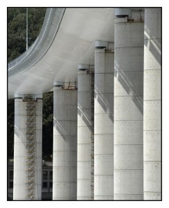 Most svatého Jiří stojí nad Janovem už tři roky. Navrhl ho architekt Renzo Piano jako památník i symbol naděje