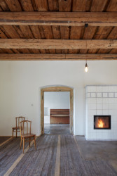 Rekonstrukce hostince Na Lisu v Brzánkách, Jan Veisser: V přízemí domu najdeme kromě oddělené kuchyně a dalšího zázemí především velký otevřený sál, tomu dominují kachlová kamna a trámový strop