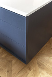 "Fazety nábytku jsou použity i na bílé pracovní desce z umělého kamene." (Byt na nábřeží, DDAANN)