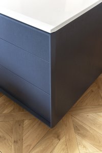 "Fazety nábytku jsou použity i na bílé pracovní desce z umělého kamene." (Byt na nábřeží, DDAANN)