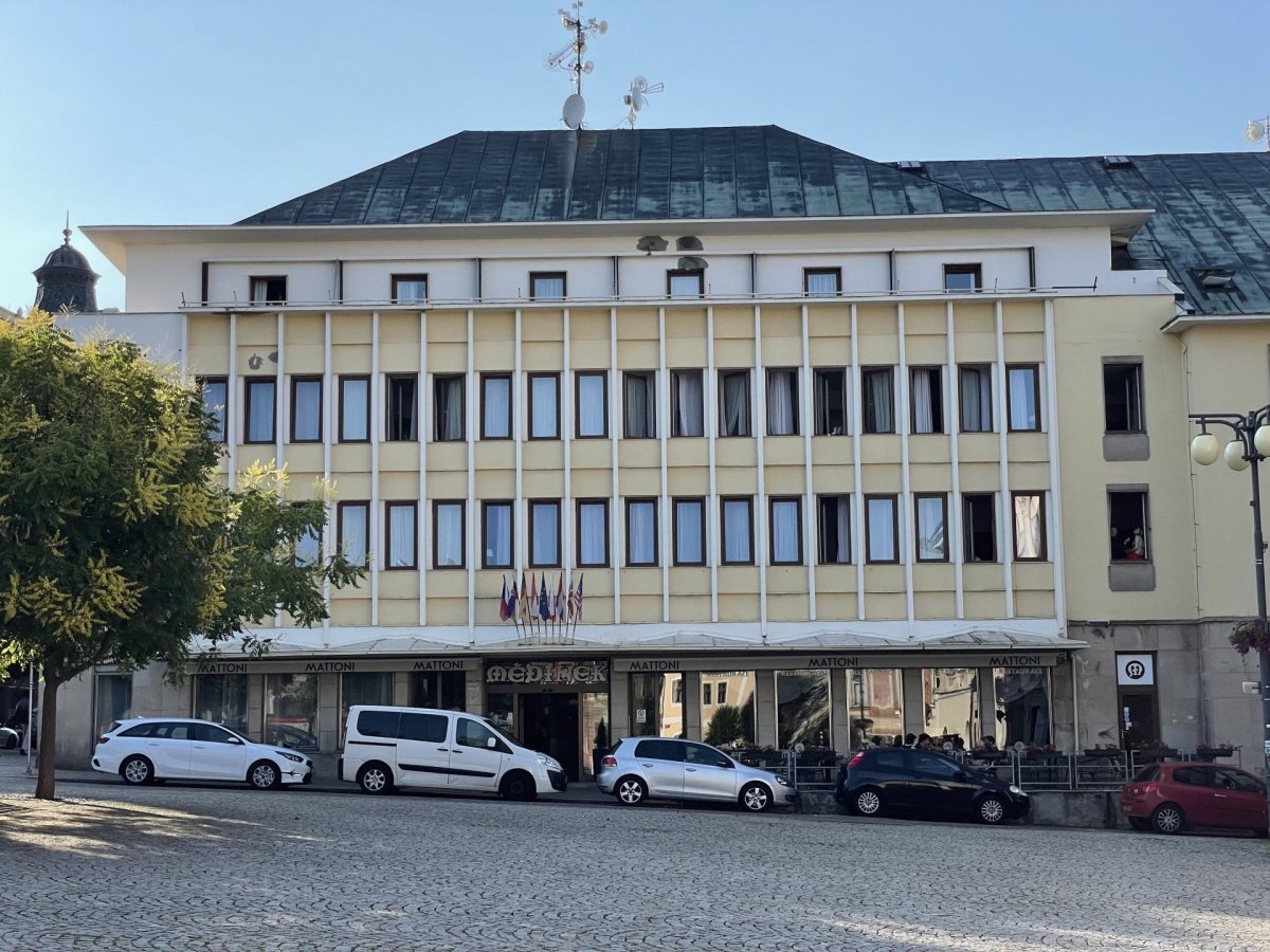 Hotel Mědínek, František Jeřábek a František Trmač, 1961–1967: Hotel má moderní skeletovou konstrukci a slunolamový rastr na severní straně
